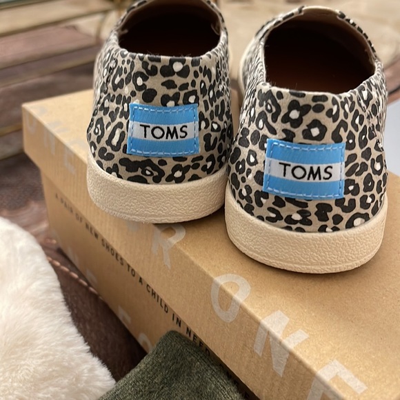 TOMS. Size 6. Color Oxford Tan Cheepard (black,white &Tan ) - Picture 8 of 8